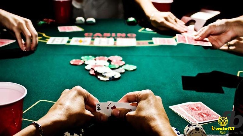 Kiên nhẫn chờ thời cơ là một chiến lược giúp anh em dễ dàng chiến thắng Fish trong Poker