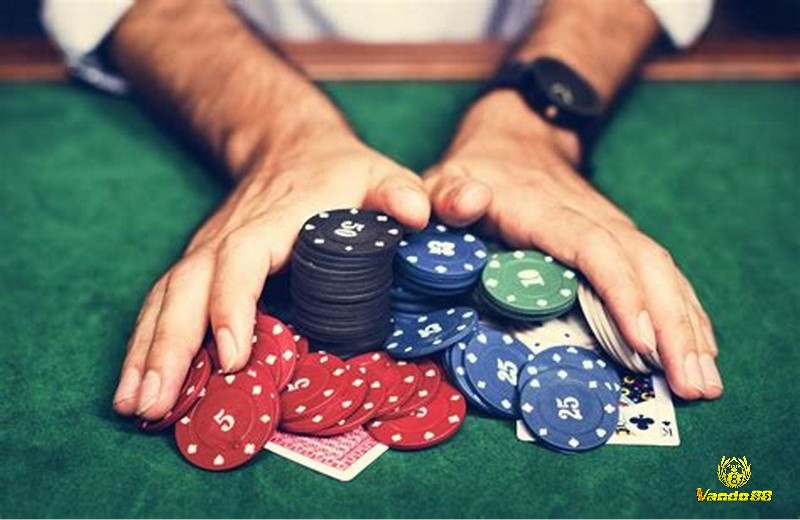 Kiểm soát cảm xúc tốt là một trong những bí quyết chơi Poker quan trọng để duy trì hiệu suất ổn định.