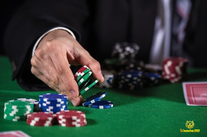 Slow play và check-raise đúng cách là những bí quyết đánh Poker nâng cao giúp bạn khai thác tối đa giá trị bài.