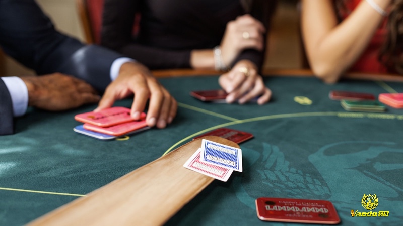 Chemin de Fer là biến thể baccarat tại châu Âu, nơi người chơi luân phiên làm Banker và có quyền quyết định rút thêm lá bài, tạo nên yếu tố chiến thuật riêng