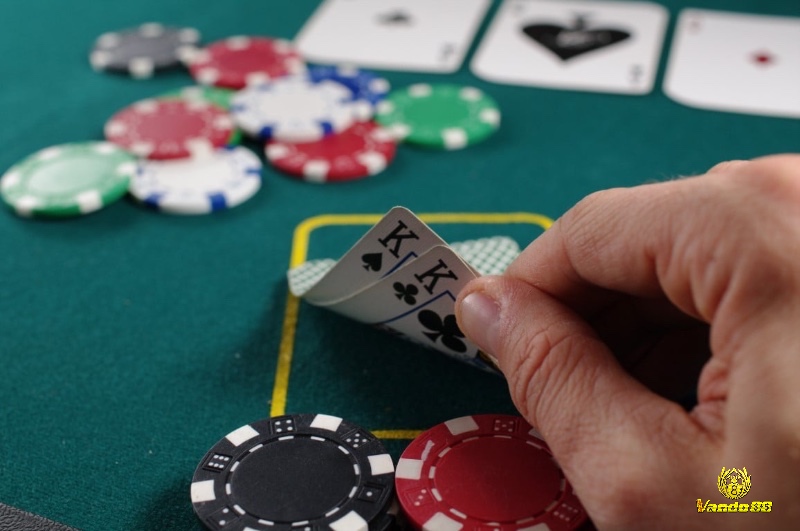Cùng vando88 khám phá stud poker là gì nhé 