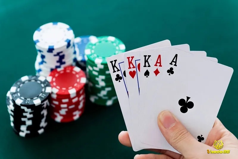 Stud poker có nhiều biến thể như Five-card, Seven-card và Razz – mỗi loại mang đến chiến thuật và cách chơi khác biệt