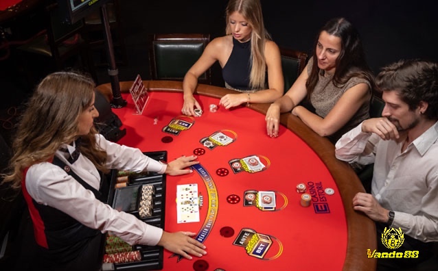Luật chơi stud poker yêu cầu người chơi quan sát và ghi nhớ bài ngửa của đối thủ để đưa ra quyết định chiến thuật chính xác